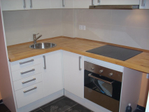 Pequeña cocina con encimera de madera. Carrer Berlín, Les Corts. Barcelona