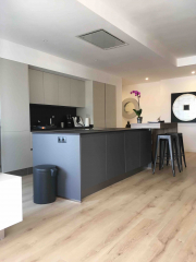 Cocina abierta al Salón estilo moderno. Reforma Cornellá. Barcelona