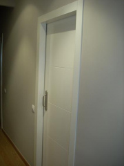 Puerta lacado blanco. Ciutat Vella. Barcelona