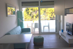 Salón tonos claros en piso Palamós. Barcelona