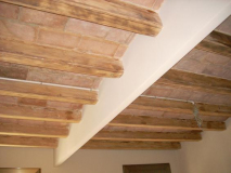 Recuperación y decapado de vigas de más de 160 años en Portal Nou, Ciutat Vella. Barcelona