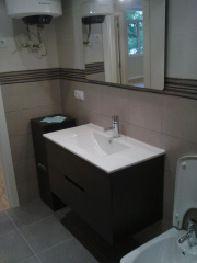 Mueble de baño oscuro. Reforma Gràcia. Barcelona