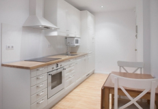 Mobiliario blanco Ikea con encimera de madera. Galvany, Barcelona