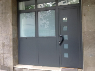 Puerta aluminio entrada. fabra i puig. Nou Barris. barcelona