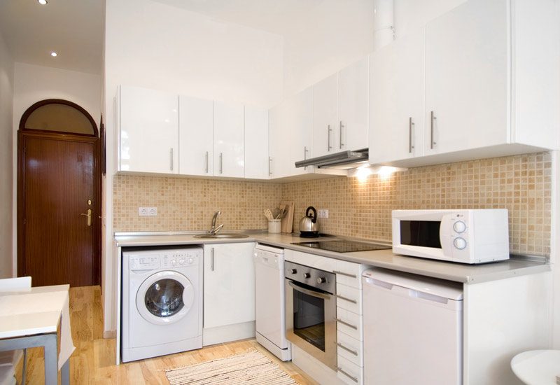 Luminosidad y simplicismo en cocina. Reforma integral piso Carrer Tamarit Sant Antoni. Barcelona