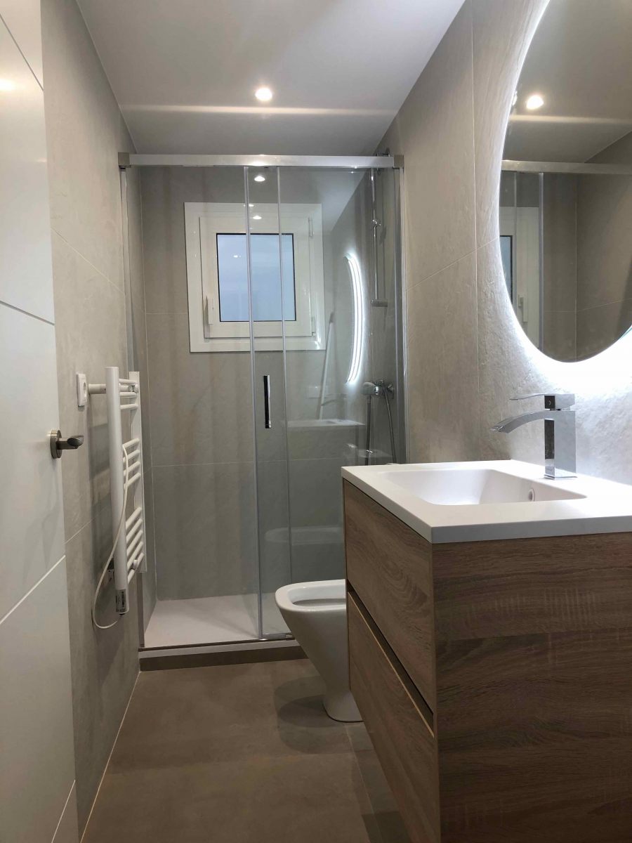 Aprovechamiento de espacio e iluminación LED en reforma de baño moderno en la calle Mejía Lequerica, Les Corts, Barcelona.
