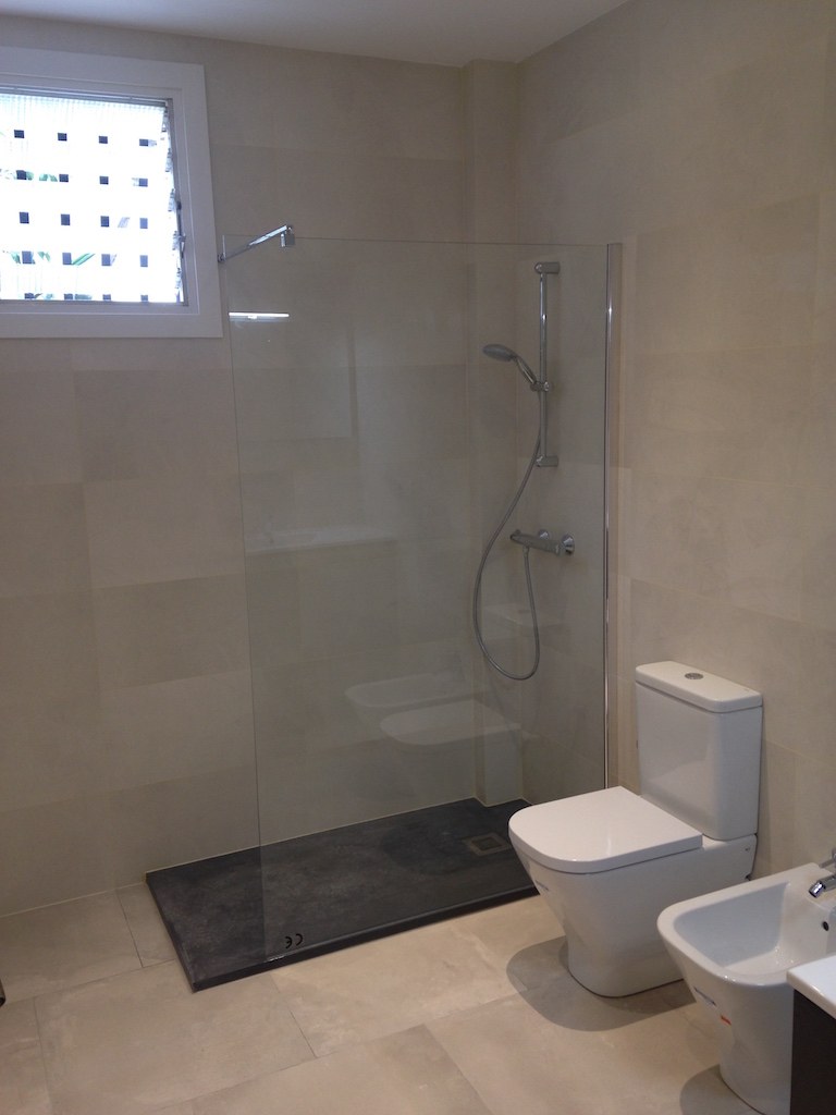 Plato de ducha por Bañera con mampara fija tratamiento antical. Reforma integral chalet en Peñiscola. Castellón
