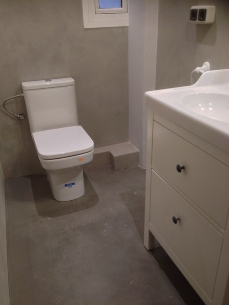 Baño con paredes de microcemento. gris.  El Clot. Sant Martí