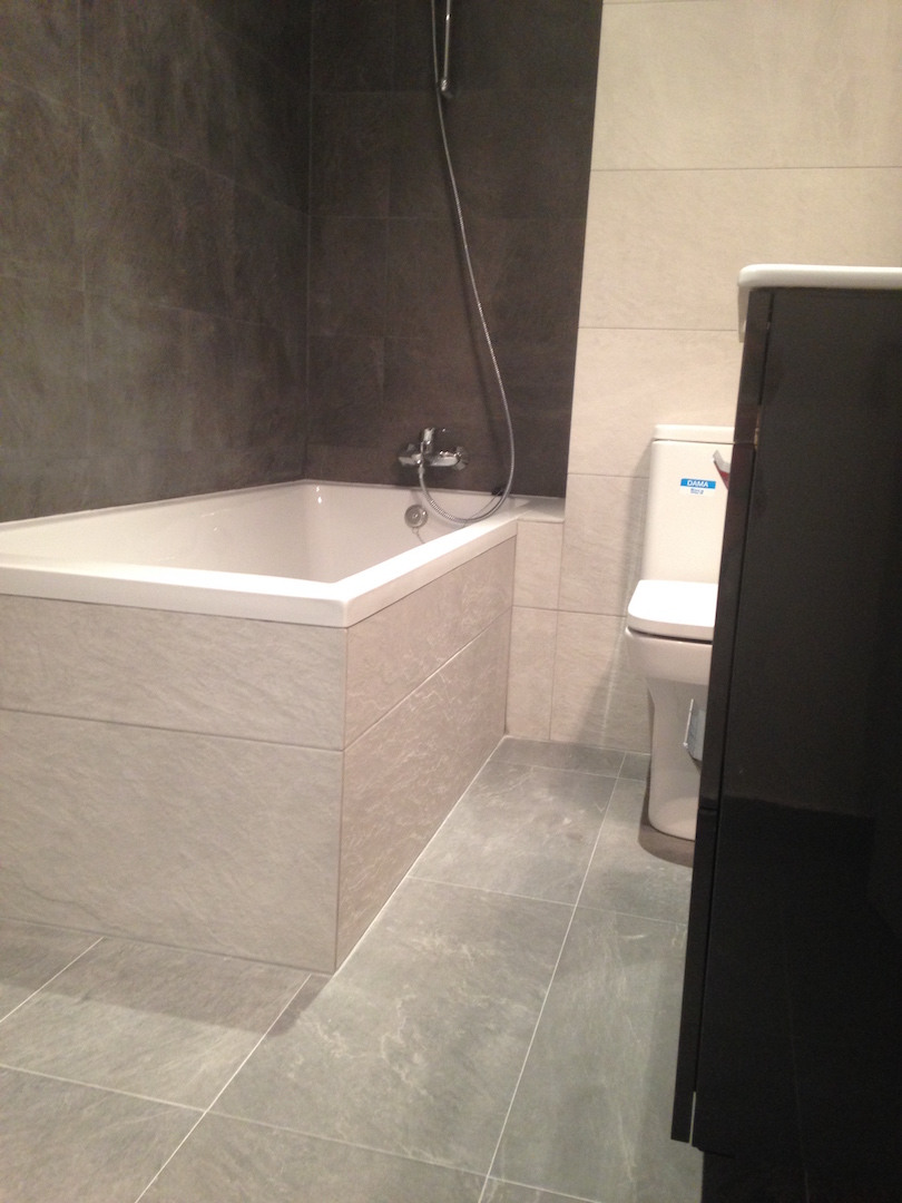 Bañera encastrado con baldosa formato grande. Reforma Eixample. Barcelona