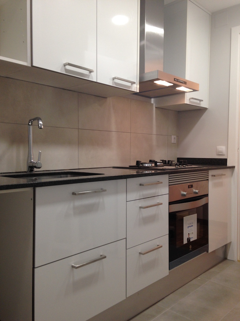 Mobiliario blanco y grifo alto. Reforma integral cocina Eixample. Barcelona