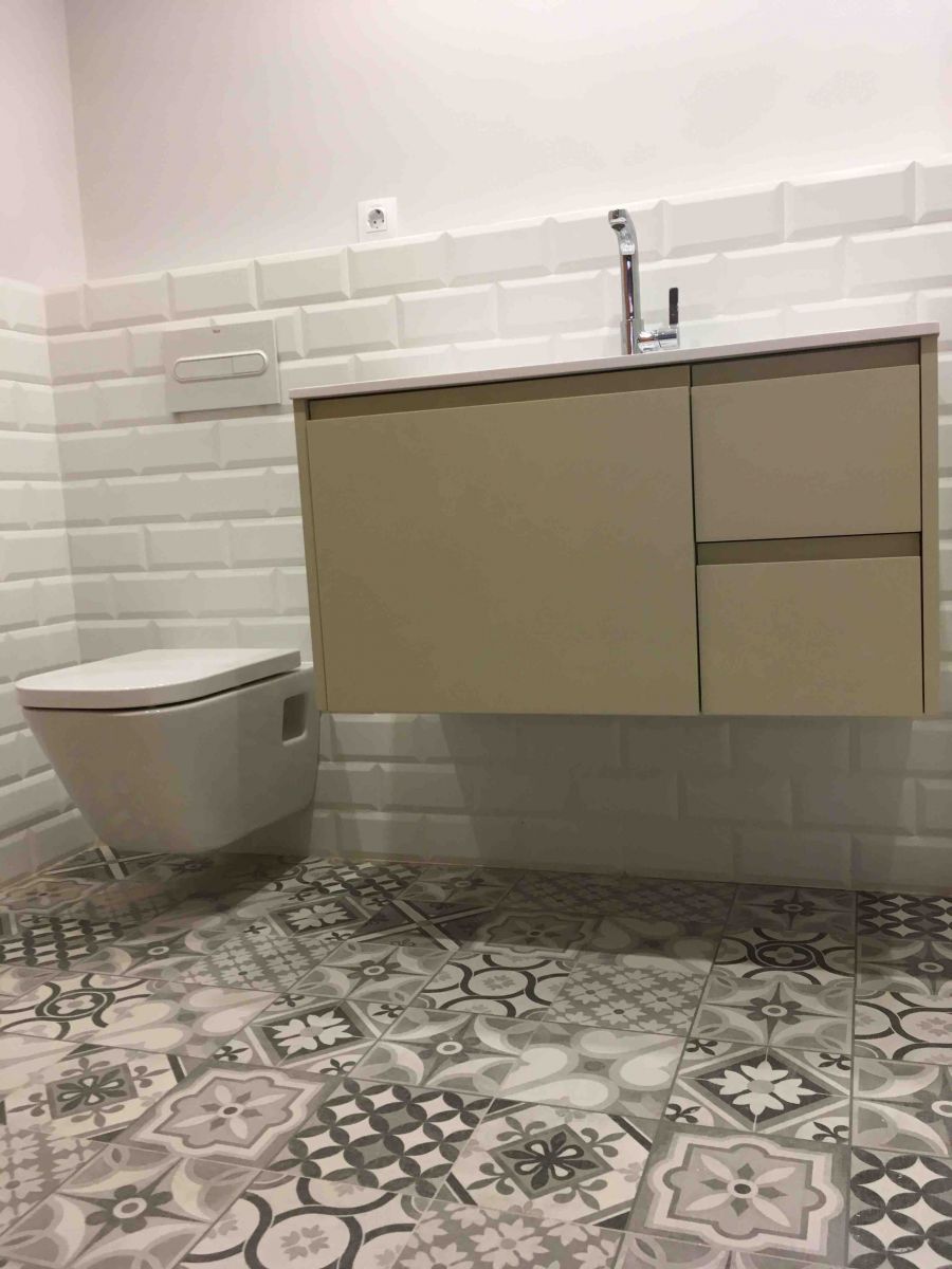 Bonito baño con Wc empotrado y suspendido combinado con suelo imitación hidráulico.  El Clot. Barcelona