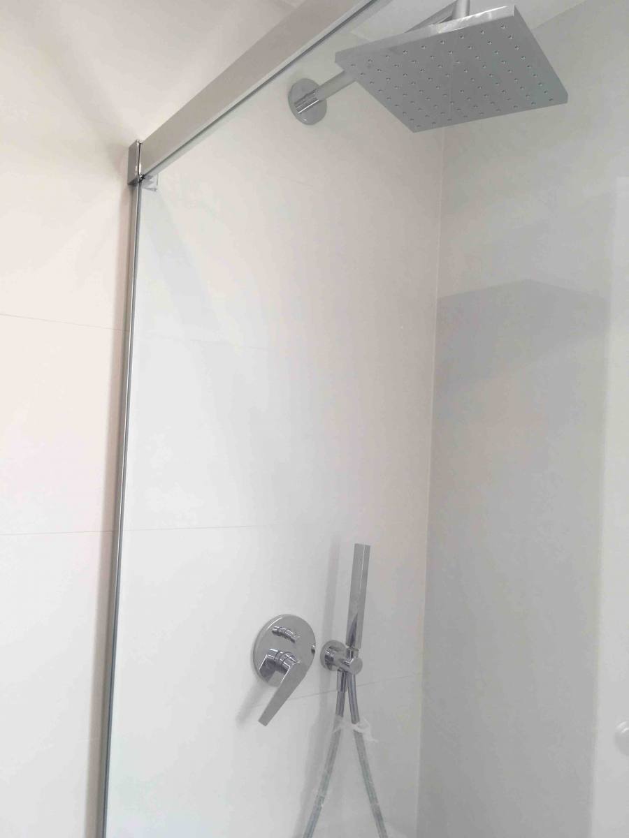 Conjunto ducha empotrado  Tres con baldosa formato grande.  Reforma parcial  Cornellá. Barcelona