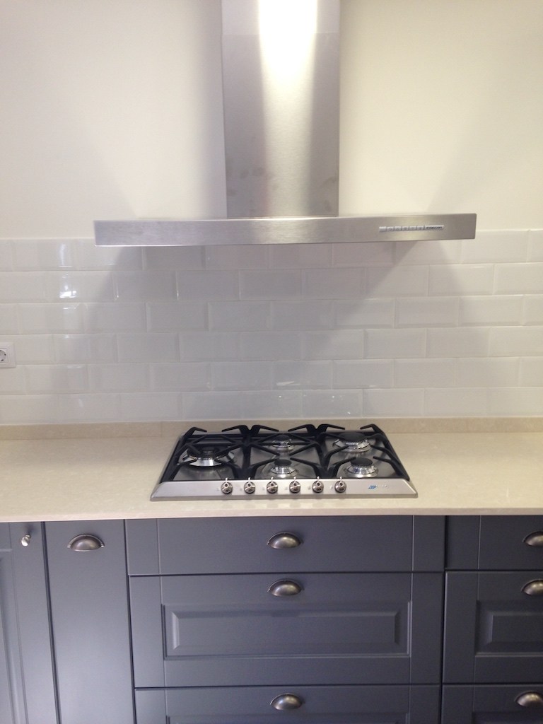 Cocina de gas y campana vista de 90cm. Rehabilitación integral de casa en Carrer Pont. Santa Just Desvern