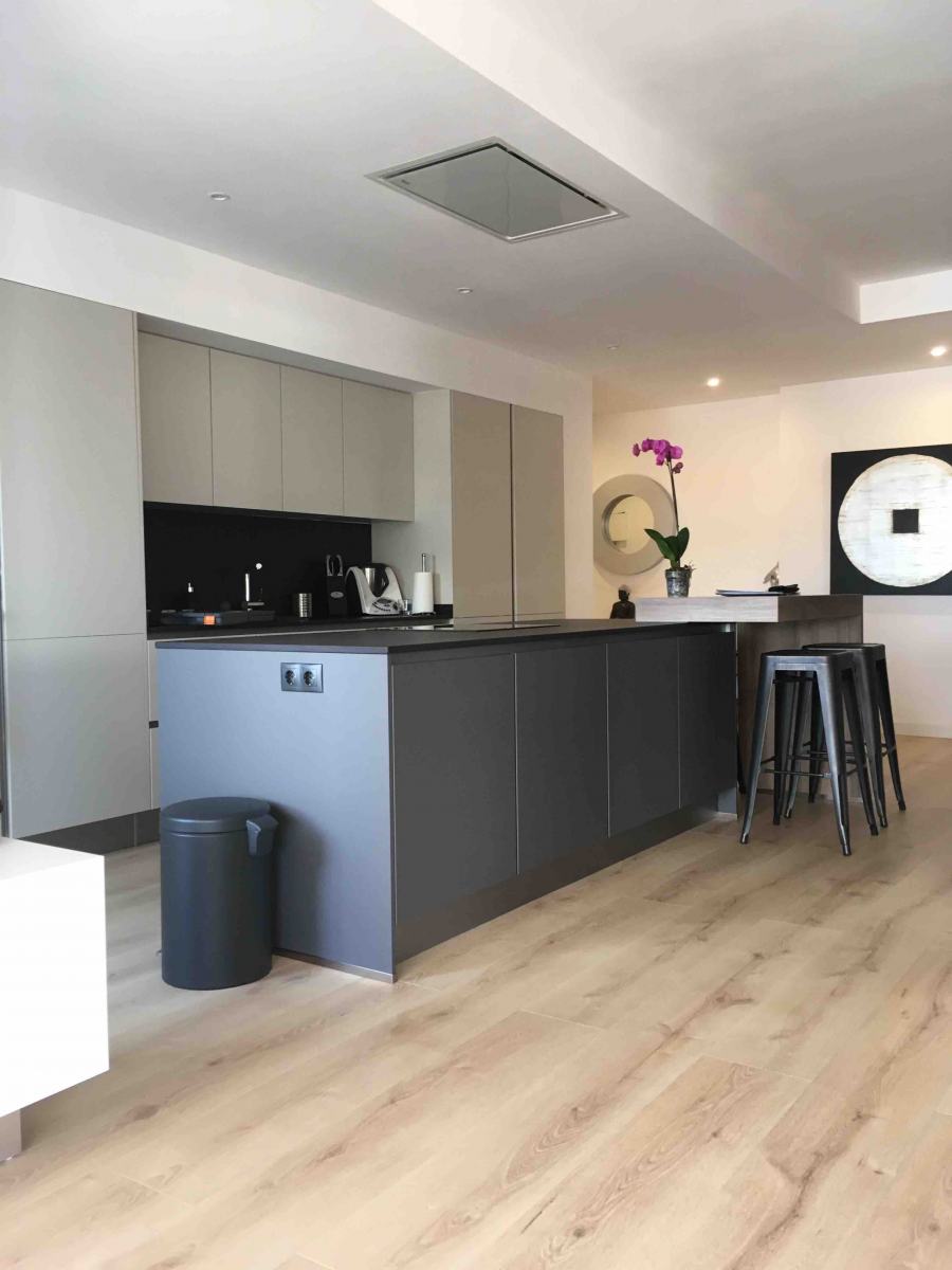 Cocina abierta al Salón estilo moderno con isla. Reforma cornella. Barcelona. Calidades premium