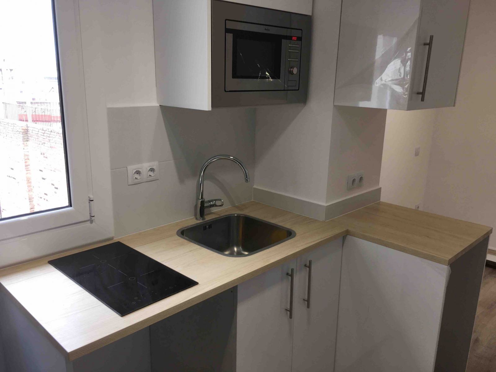 Mini cocina con encimera de madera. l'Eixample. Barcelona