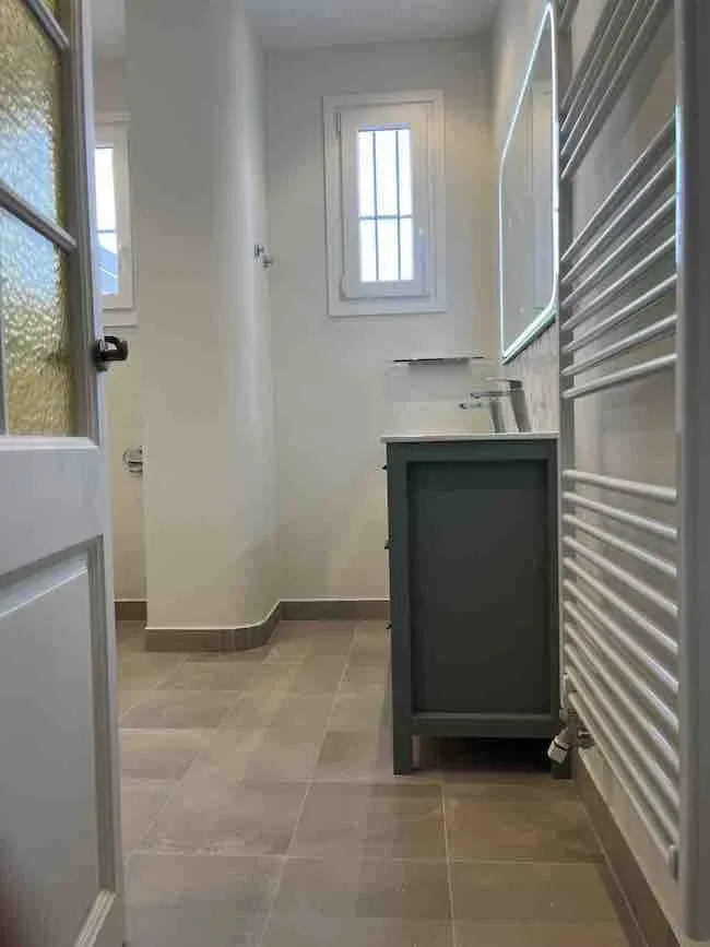 Renovación integral de baños y apertura de espacios. Detalle de gran toallero. Reforma integral de piso en Via Laietana. Gótic. Barcelona