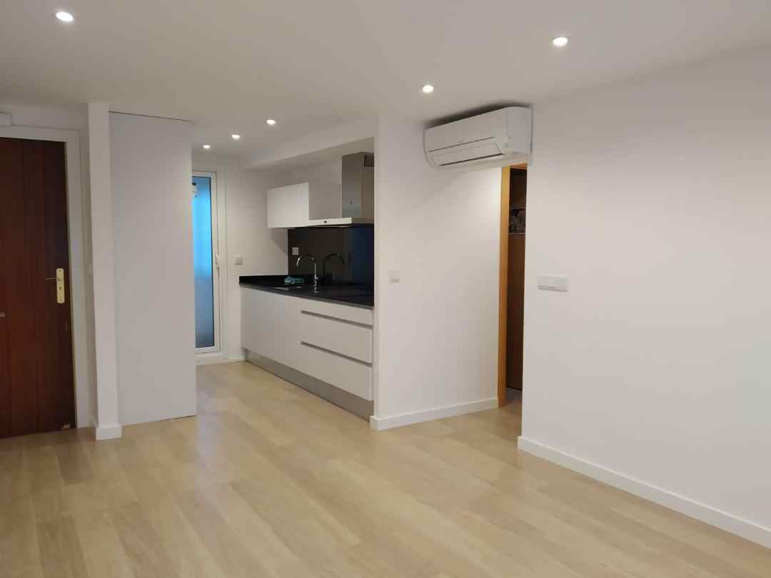 Demolición de tabique cocina para integración en salón. Reforma Hospitalet.
