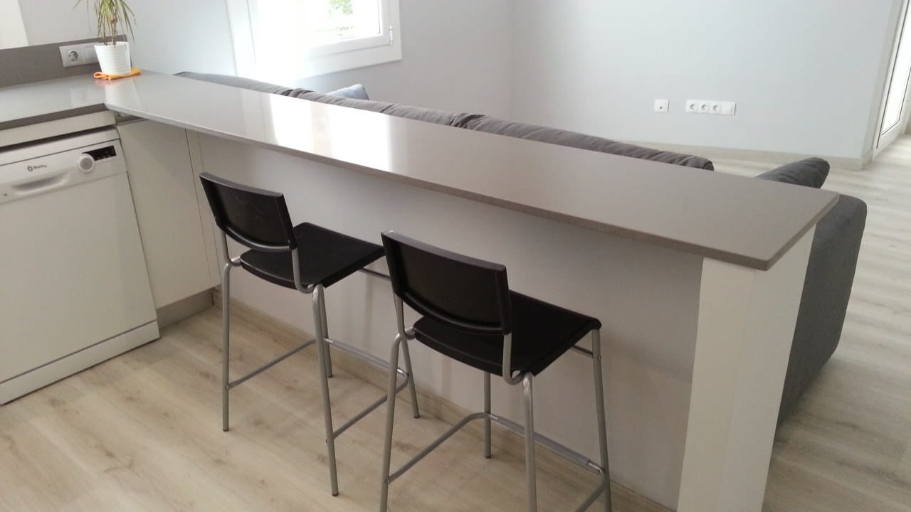 Apertura de cocina a salón e instalación barra con butacas. Grácia. Barcelona
