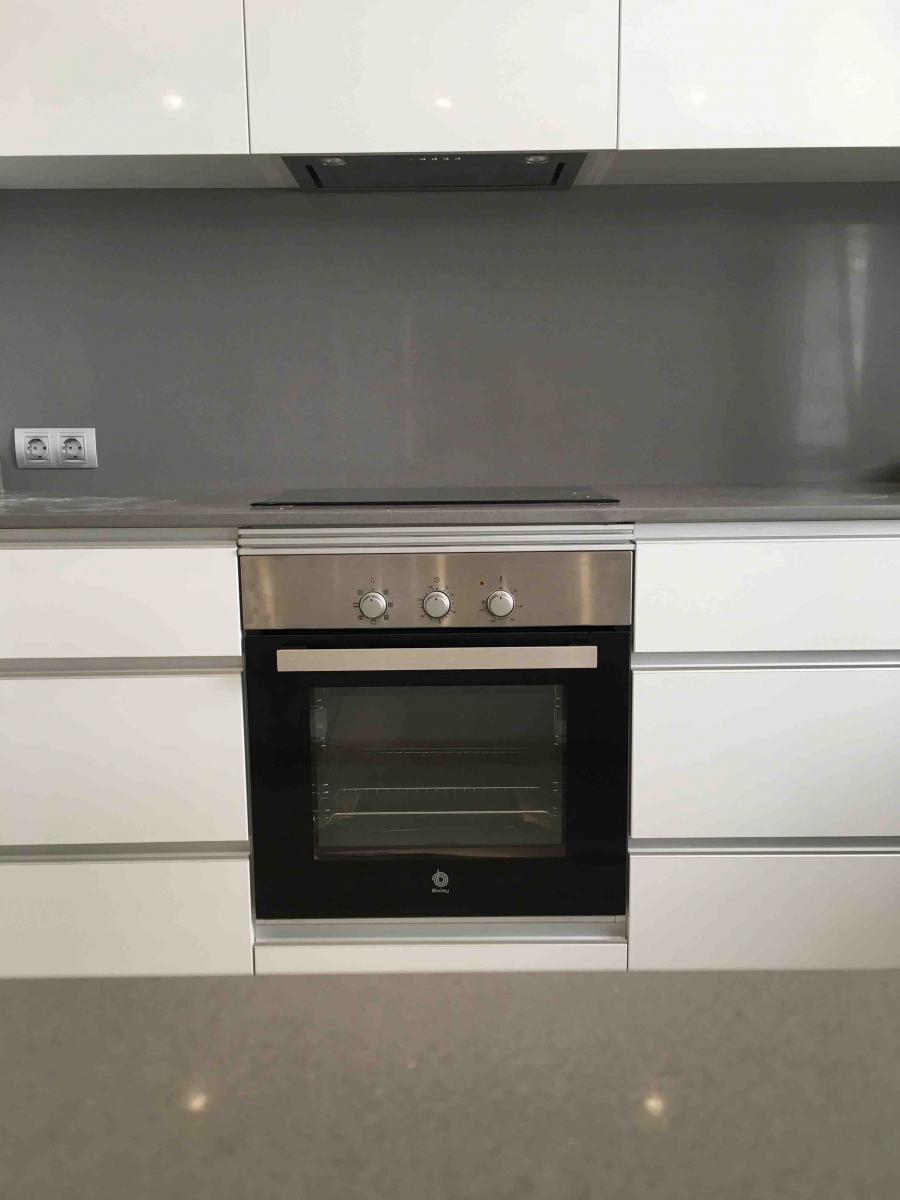 Mobiliario de cocina con uñera y encimera silestone gris Expo. Reforma Gracia. Barcelona