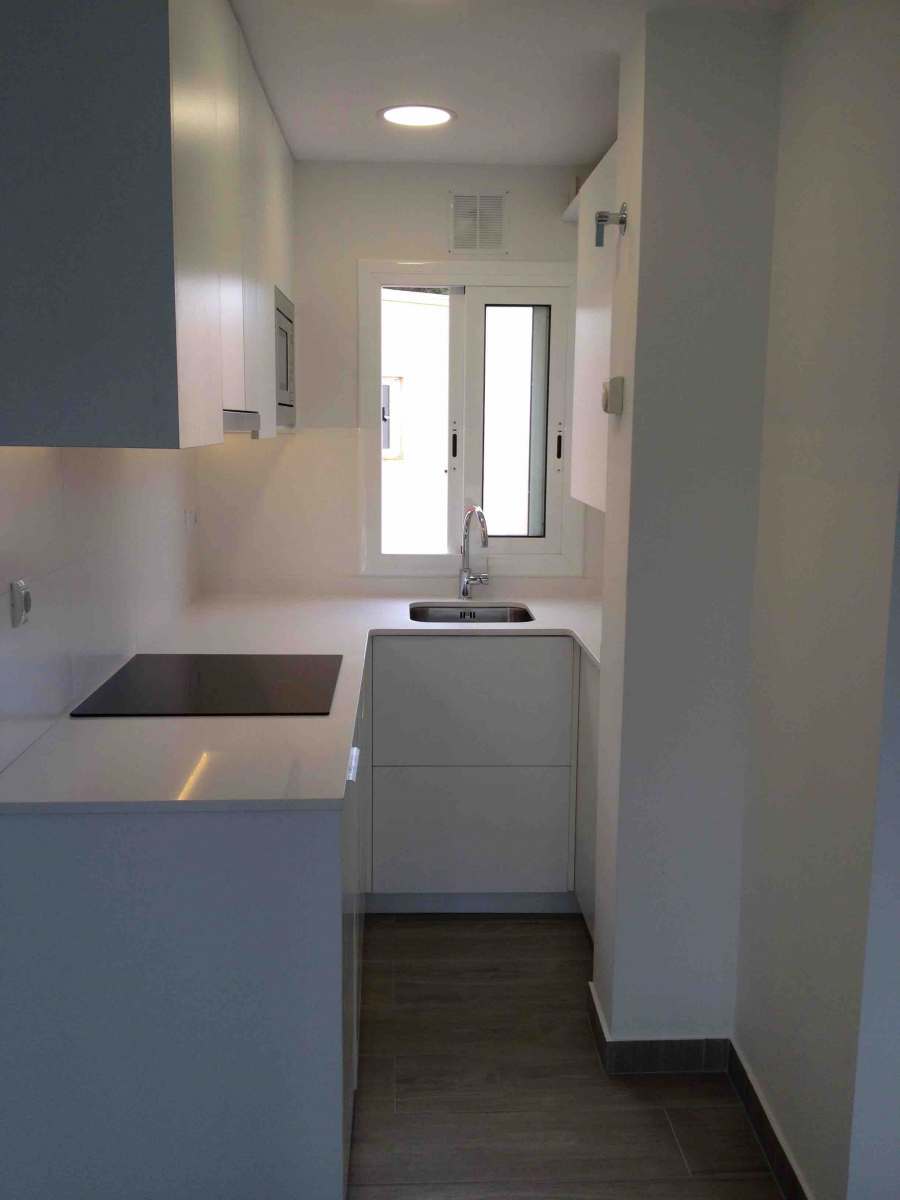 Maximización de espacio en pequeña cocina. Reforma Palamos. Girona