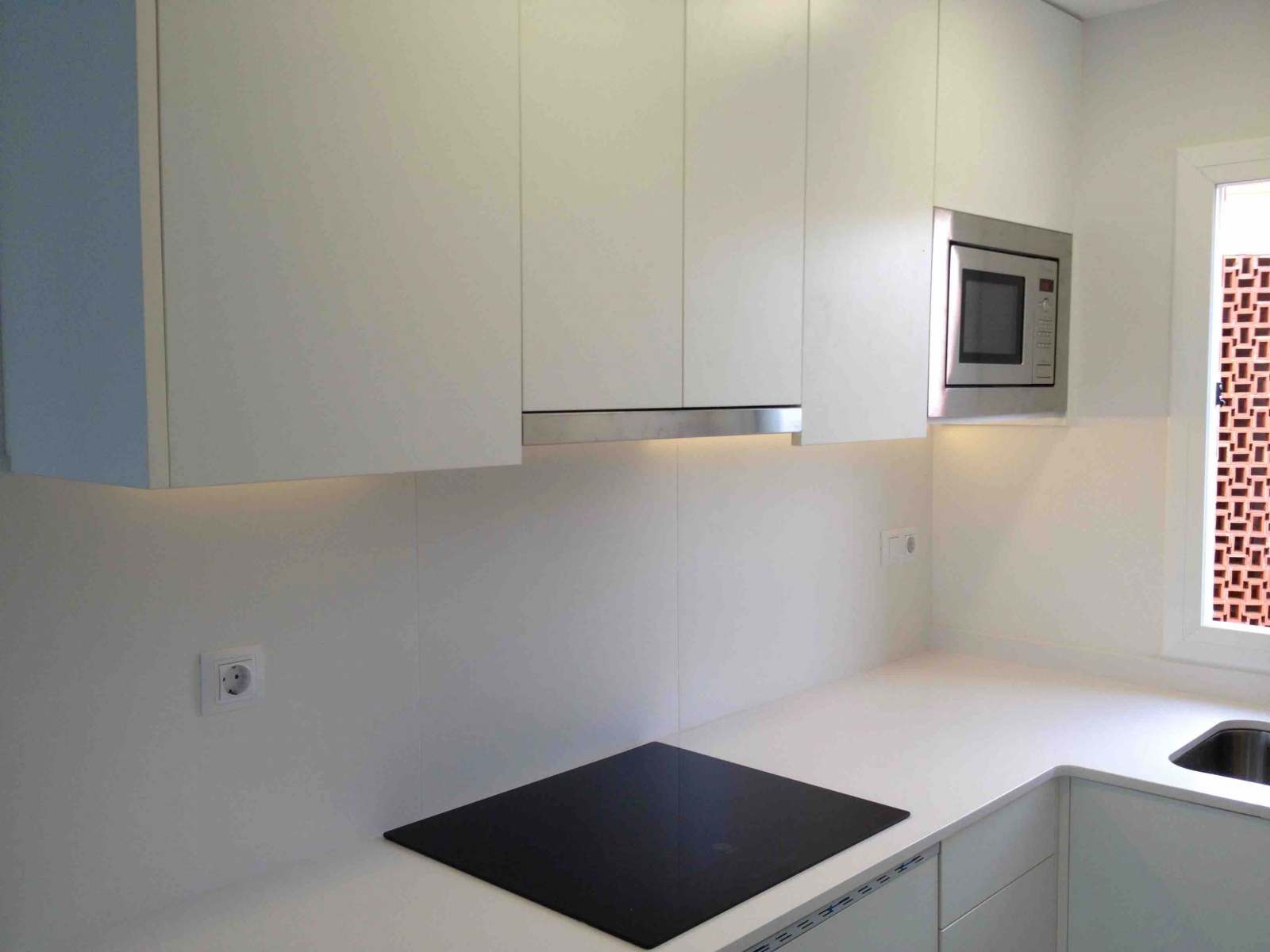 Cocina minimalista color blanco. Reforma Palamos. Girona