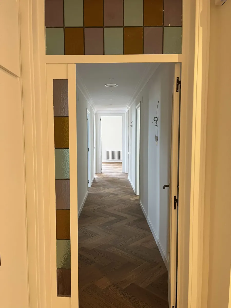 restauración y lacado en blanco de puertas originales en reforma integral piso en Via Laietana. Gòtic. barcelona