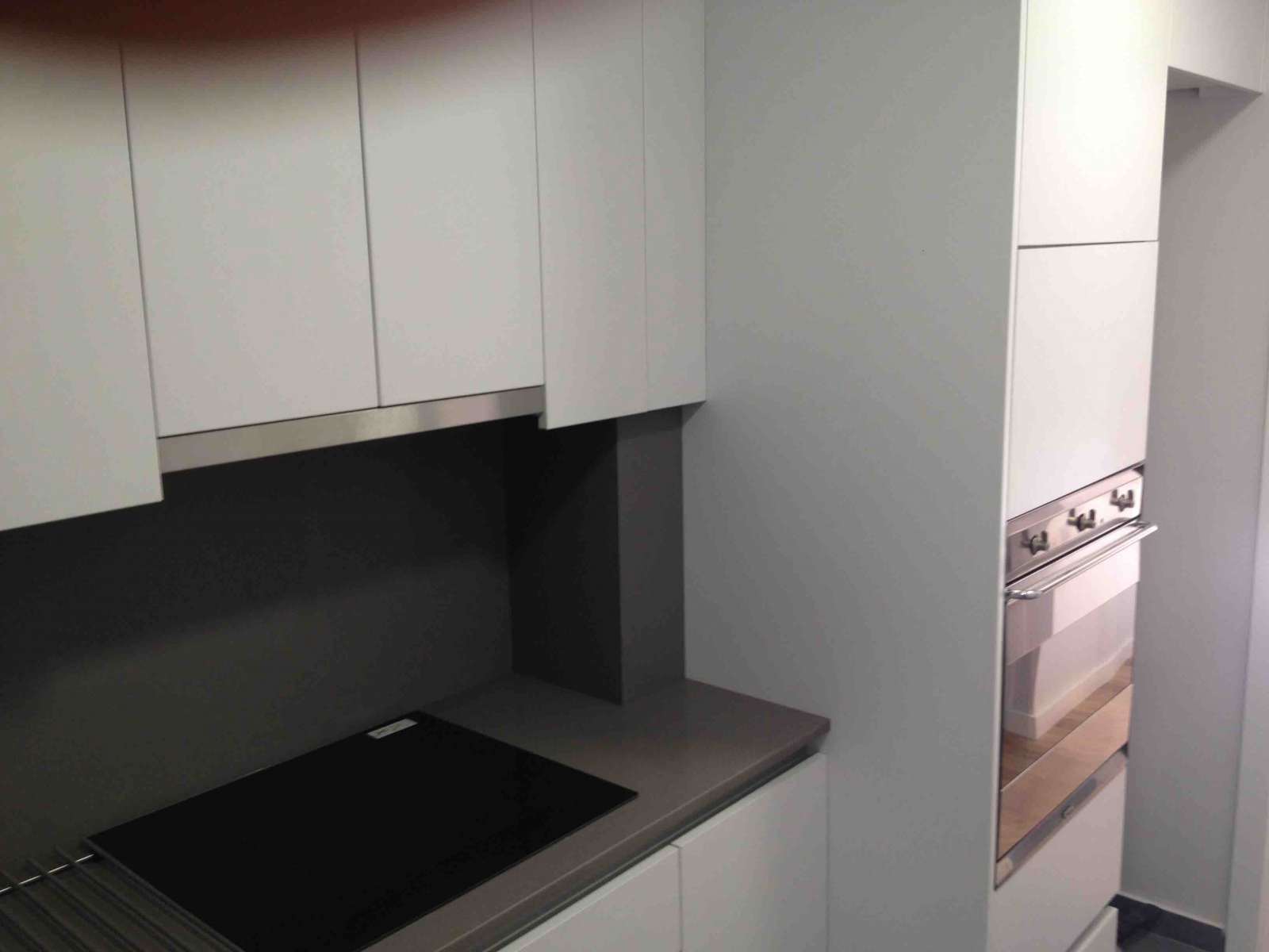 Ocultación de pilar cocina con silestone. Reforma Paseo Valldaura. Horta. Barcelona