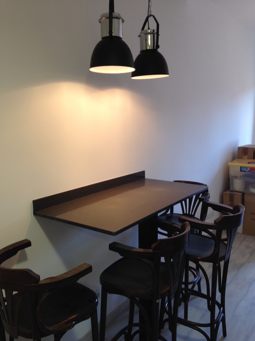 Pequeña mesa barra para maximizar espacio en piso de 50m2