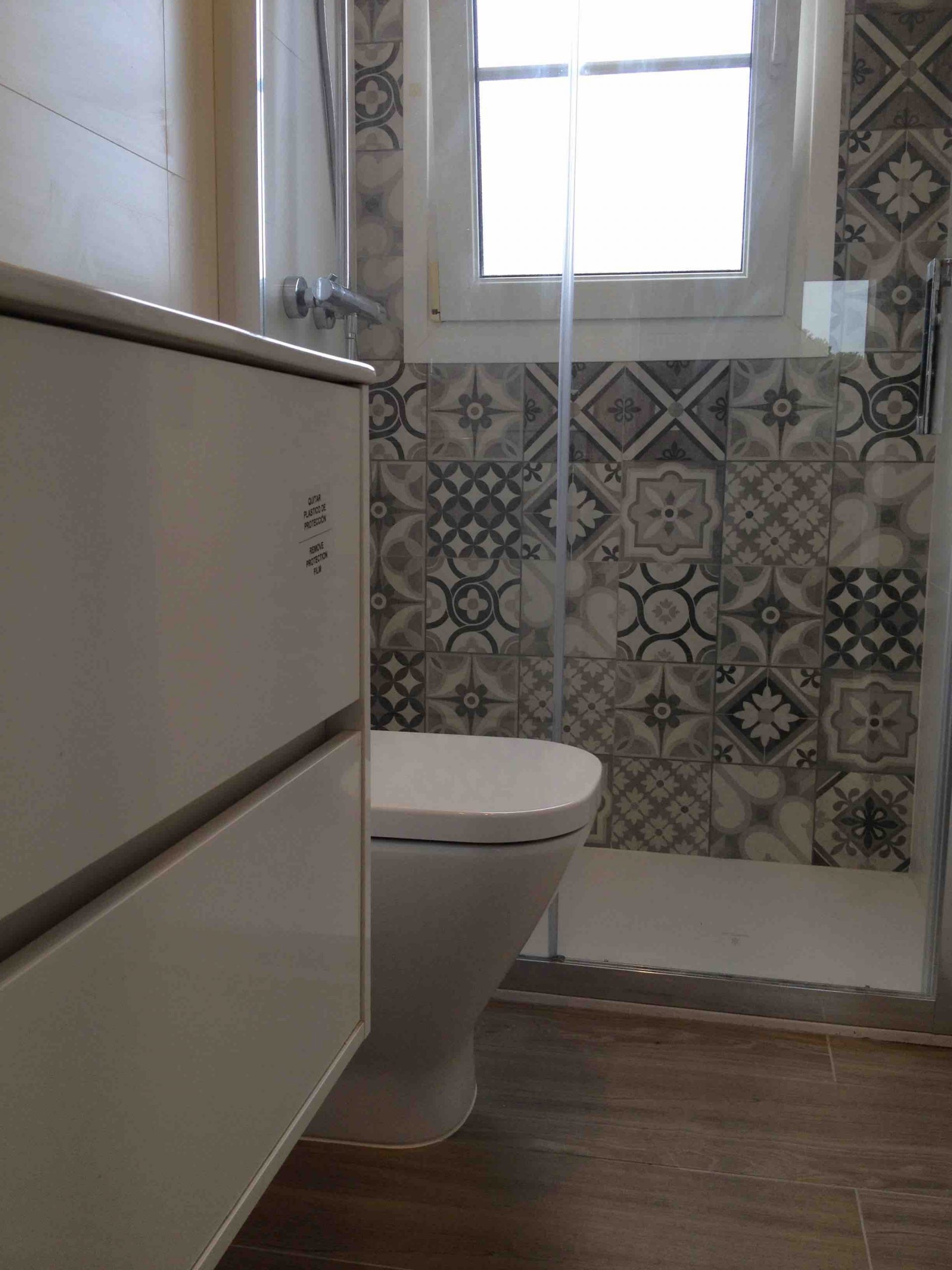 Reforma de baño moderno en Barcelona