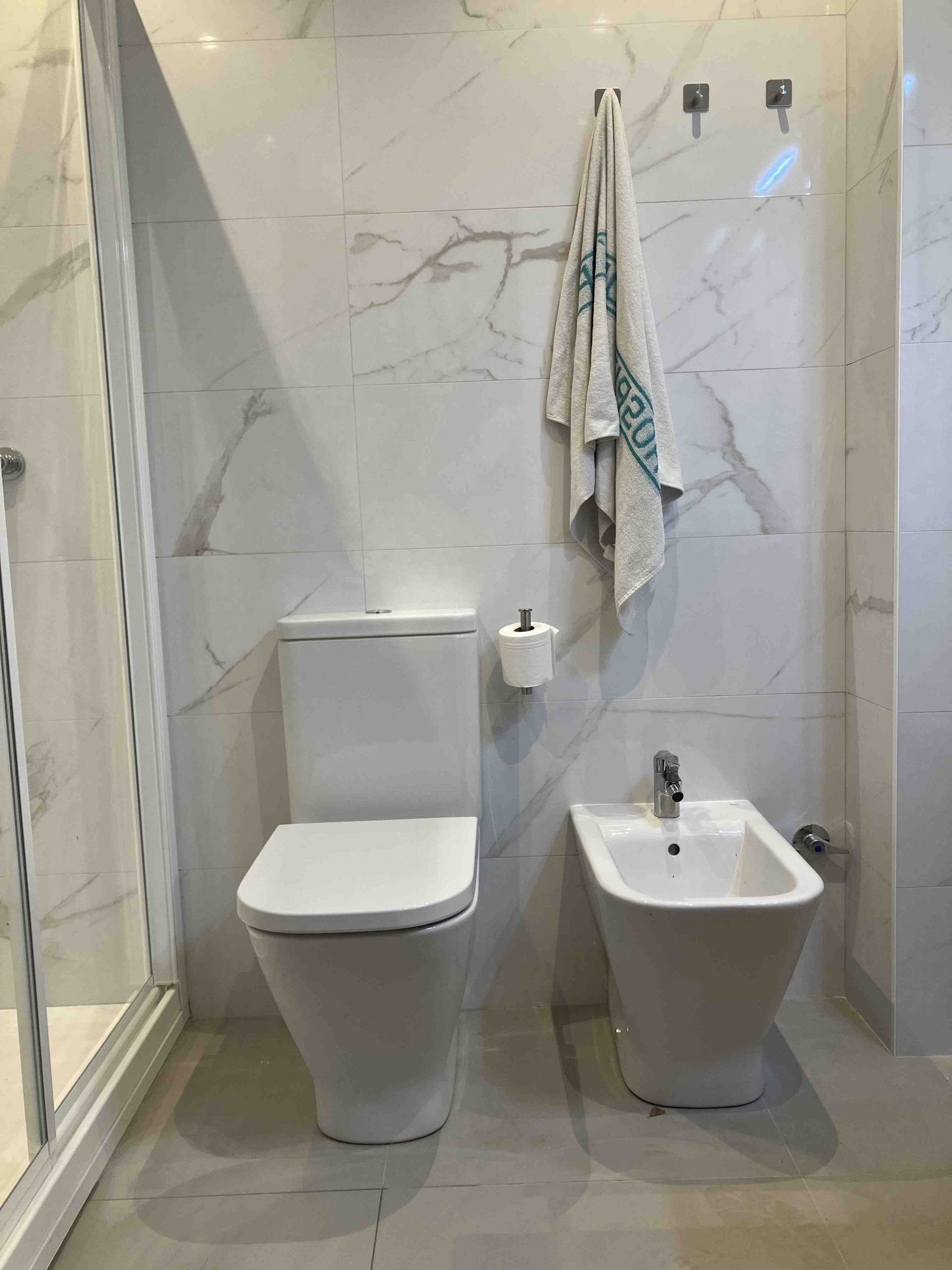 Full bathroom renovation in Barcelona: General view with light tiles