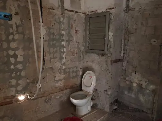 Estado previo baño. Reforma Sants. Barcelona Baño antes de la reforma Integral en Carrer Constitución. Sants. Barcelona